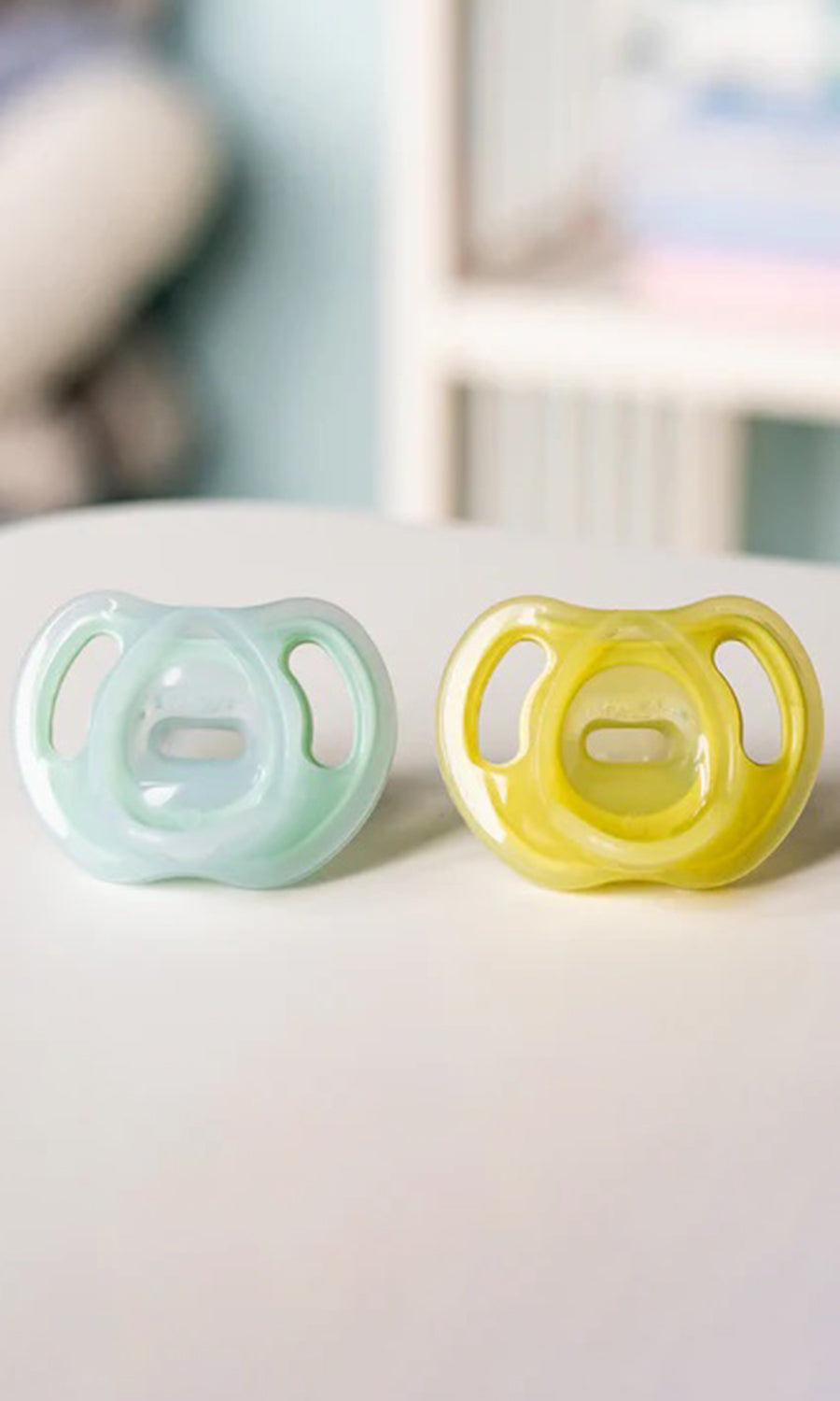 Ultra-Light Tommee Tippee Silicone Soother 2 Pack 6-18M - 433451